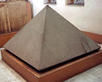 Pyramidion; 
CMC PCD 2001-276-054